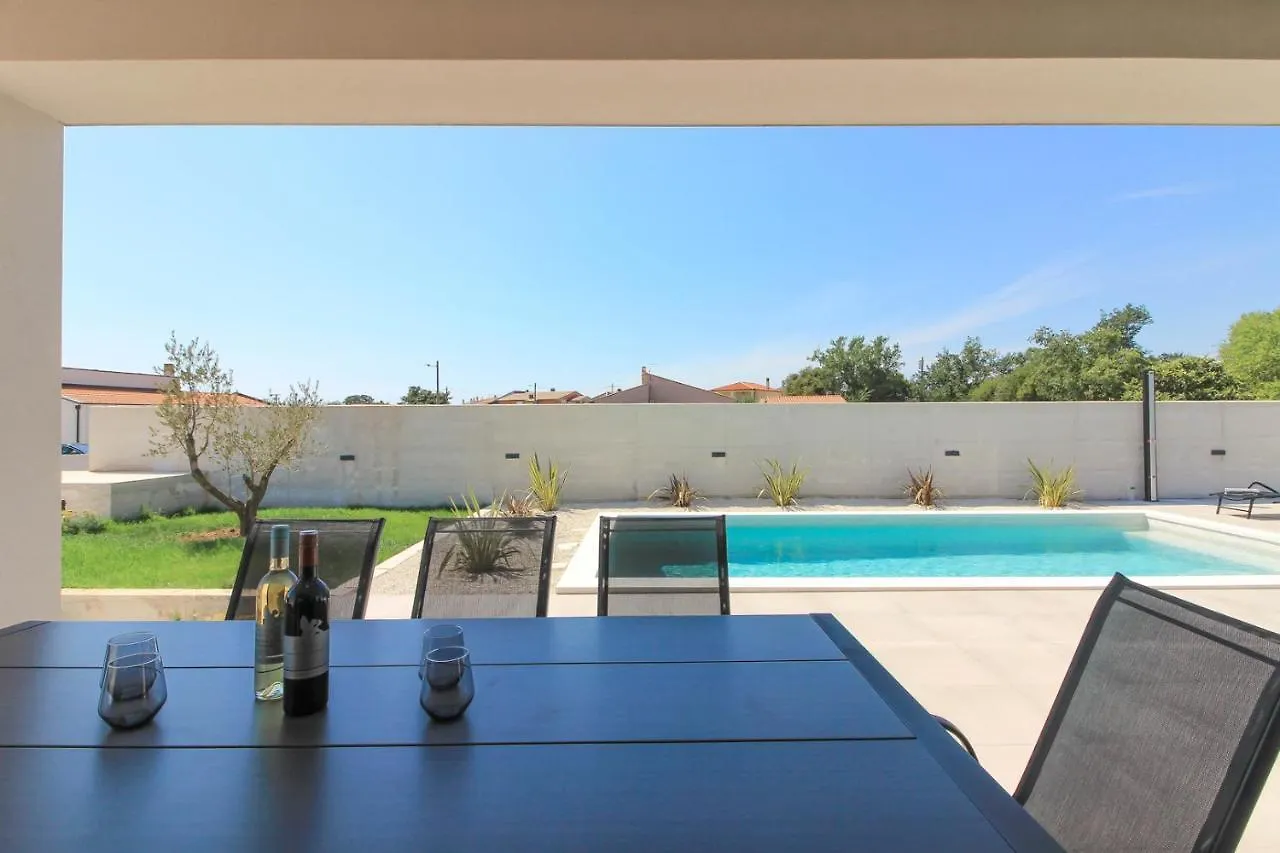 Modern Villa With Private Pool In Pula