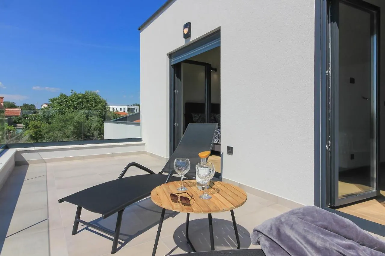 Modern Villa With Private Pool In Пула